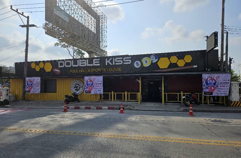 Double Kiss Pool & Sports Lounge