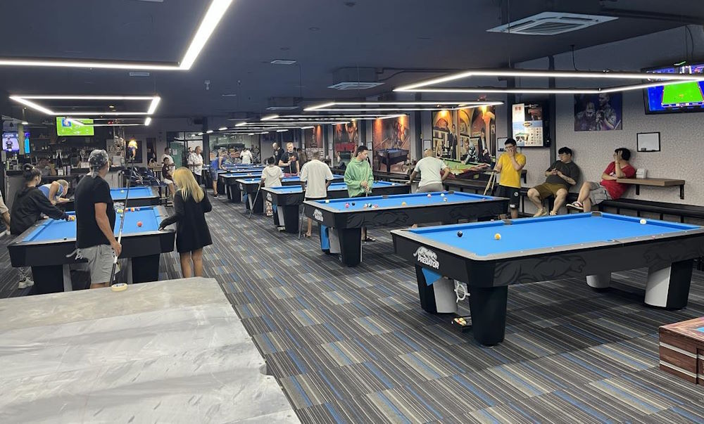 Double Kiss Pool & Sports Lounge