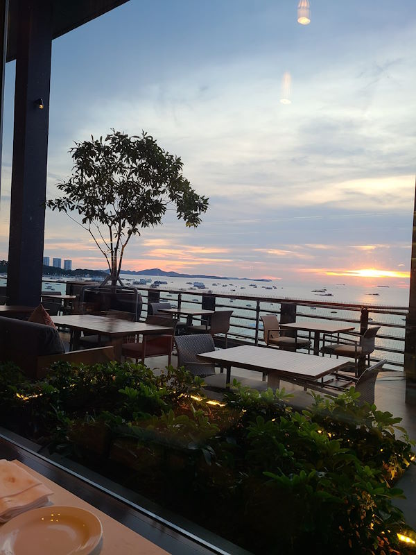 Edge Restaurant - Hilton
